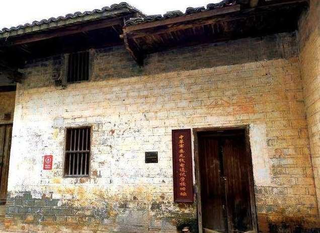 他姓張，浙江人，105歲；迄今為止，他是張姓最長壽開國將軍